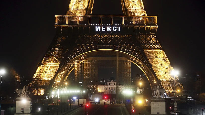 Der Eiffelturm in Paris bedankt sich mit "Merci" bei allen Helfern in der Coronavirus-Krise.