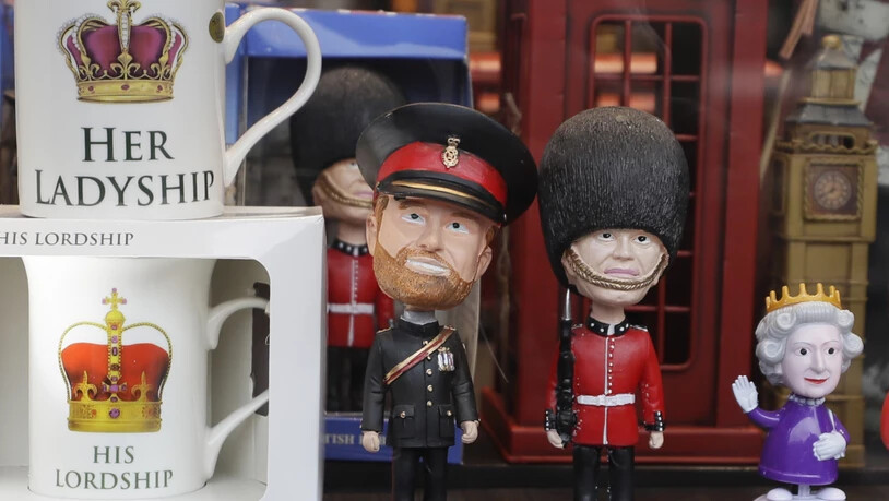 Der in der Mitte verabschiedet sich ins Privatleben: Souvenirfiguren in einem Londoner Schaufenster-