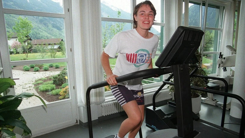Martina Hingis im Mai 1997 in der Rehabilitation nach ihrem Reitunfall drei Wochen zuvor, bei welchem sie sich das Kreuzband im linken Knie angerissen hatte