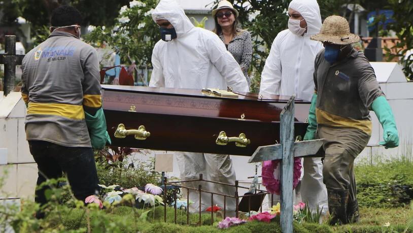 Eine zunehmende Zahl von Menschen stirbt in Brasilien am Coronavirus. Nun sieht auch Brasiliens Präsident Jair Bolsonaro wie gefährlich das Virus ist. Im Bild die Beerdigung einer am Coronavirus gestorbenen Person in Manaus.