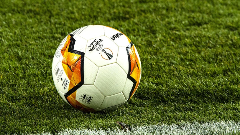 Die UEFA rät die nationalen Fussballverbände davon ab, die Saison abzubrechen. (Symbolbild)