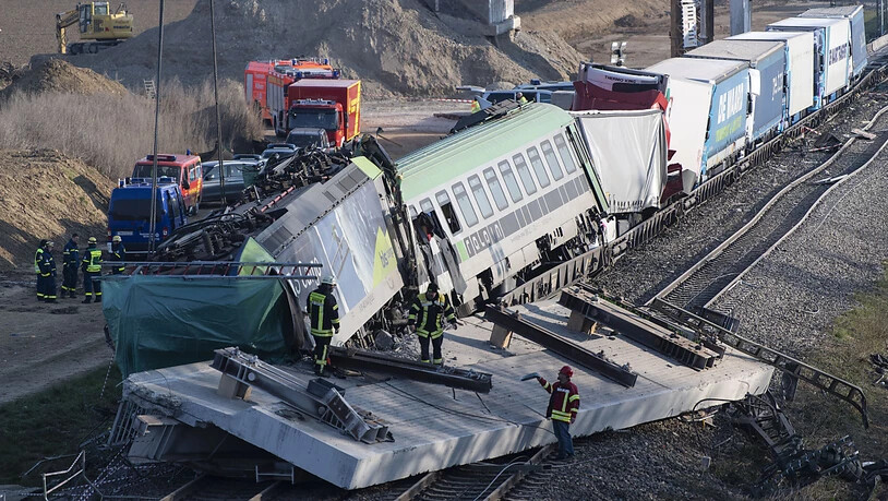Ein von einer BLS-Lokomotive gezogener Zug der rollenden Landstrasse kollidiert in Süddeutschland mit einer 100 Tonnen schweren Betonplatte. Der Lockführer stirbt, mehrere Lastwagenfahrer im Wagen hinter der Lok werden verletzt.