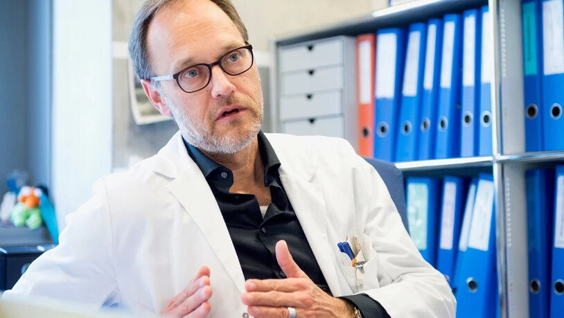 Adrian Wäckerlin, Chefarzt der Intensivmedizin am Kantonsspital Graubünden, gibt uns einen Einblick in seinen derzeitigen Alltag