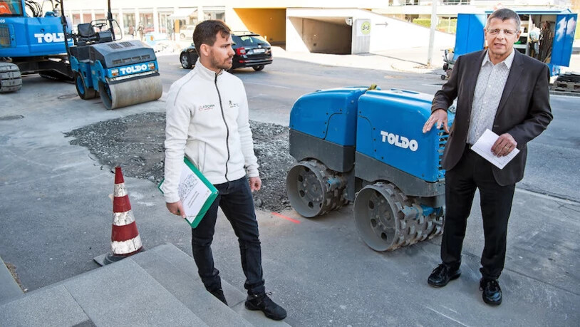 Der Landquarter Gemeindepräsident Sepp Föhn (rechts) und Bauleiter Daniel Tomaschett erklären vor Ort die Etappen der Sanierung.