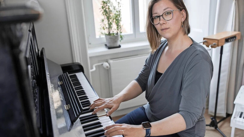 Allein gemeinsam singen: Mi-Helen Müller-Trautmann nimmt im Homeoffice bereits die Begleitung am Klavier auf.  