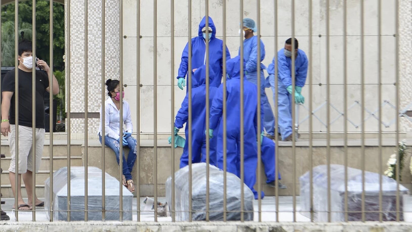 In der ecuadorianischen Metropole Guayaquil kommt man kaum noch mit den zahlreichen Coronavirus-Toten zurecht - nun eilt die Zentralregierung aus Quito zu Hilfe.