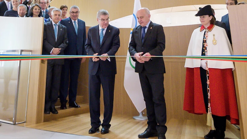 Bundesrat Ueli Maurer (Mitte rechts) und IOC-Präsident Thomas Bach durchschneiden bei der Eröffnung des neuen IOC-Hauptgebäudes in Lausanne das Band