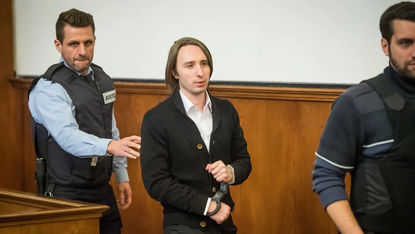 Den Gerichtsakten zufolge hatte Sergej W. (Bildmitte) vor dem Anschlag mit geliehenem Geld eine hohe Summe auf einen fallenden Kurs der BVB-Aktie gewettet. Im November 2018 wurde er wegen versuchten 28-fachen Mordes zu 14 Jahren Gefängnis verurteilt