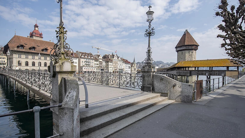 Eine leblose Person ist am Sonntag bei der Kapellbrücke in Luzern aus der Reuss geborgen worden. Die Ermittlungen laufen.