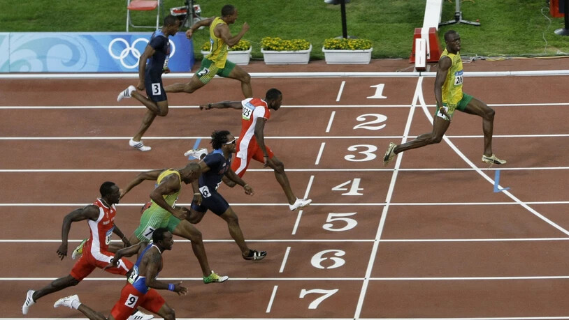 Usain Bolt überquert 2008 im Olympia-Final über 100 m die Ziellinie mit deutlichem Vorsprung