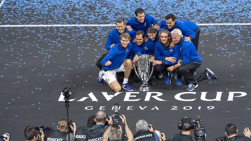 Team Europa posiert 2019 in Genf mit der Laver-Cup-Trophäe.