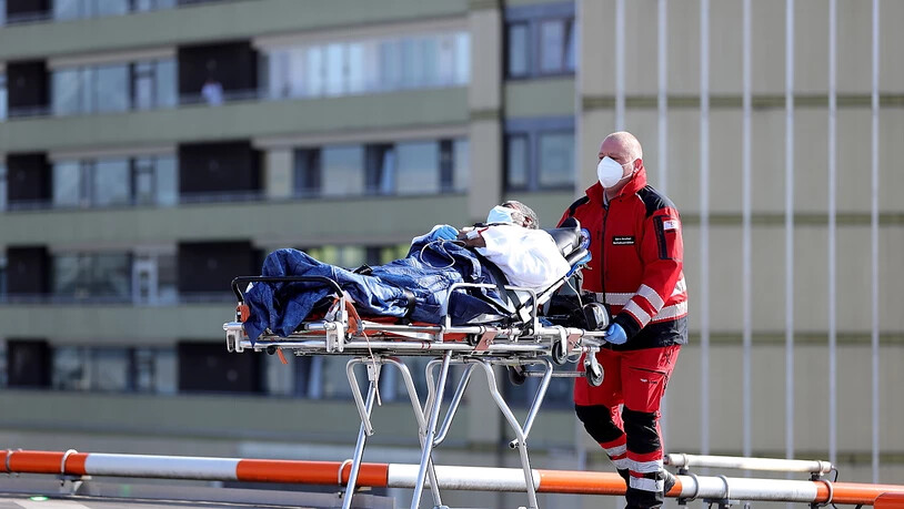 Die Zahl der neu hospitalisierten Covi-19-Patienten in Frankreich sinkt leicht: Rückkehr eines in Deutschland behandelten Franzosen in die Heimat.