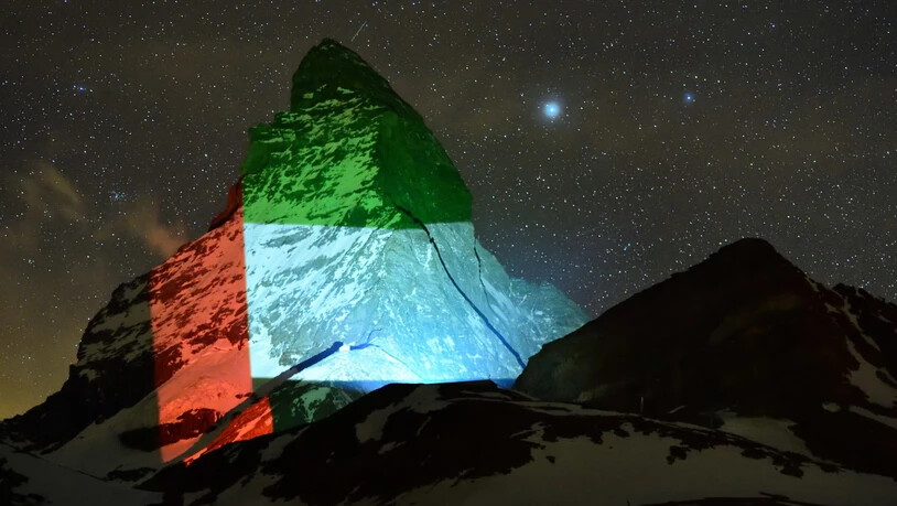 Am letzten Freitag erstrahlte die Flagge der Vereinigten Arabischen Emirate das Matterhorn. (Bild: Light Art by Gerry Hofstetter / Foto Michael Kessler)