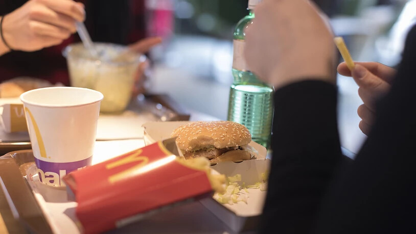 Die Fastfood-Kette McDonald's nimmt in der Schweiz ab dem 27. April den Liefer- und Take-Away-Betrieb wieder auf.(Archivbild)