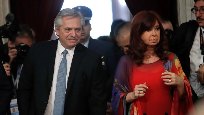 Die Gläubiger wollen den Argentiniern ihre Schulden nicht erlassen: Präsident Alberto Fernandez (links) vor den Medien (Archivbild).