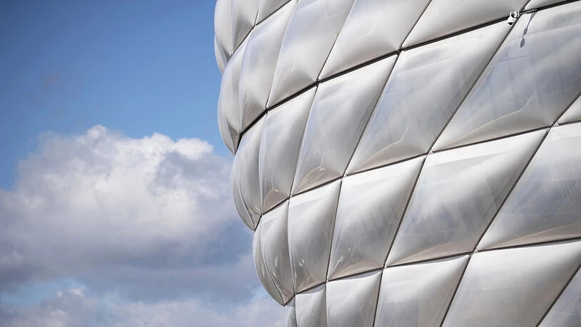 Die Arena des FC Bayern München wird einstweilen keine Fans beherbergen - aber immerhin soll wieder gespielt werden