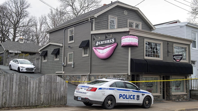 Die Polizei bewacht die Firma des mutmasslichen Täters in Dartmouth, Nova Scotia, Kanada.
