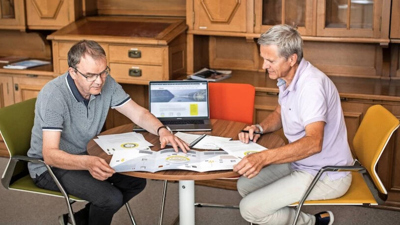 Breites Angebot: Hansjörg Stucki (links) und Hans-Peter Süess erklären das Paket, mit der ihre Firma Unternehmen betreut.