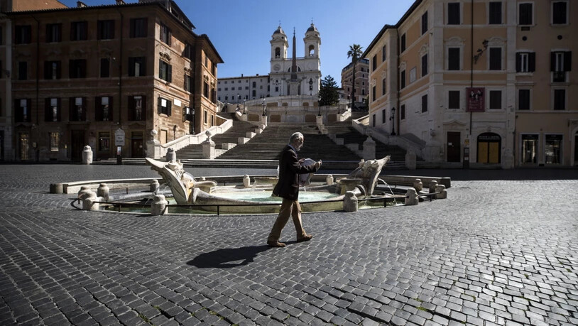 Italien lockert ab dem 4. Mai eine Reihe von Corona-Beschränkungen. Im Bild die Spanische Treppe und der barocke Brunnen "Fontana della Barcaccia", beides beliebte Touristenattraktionen in Rom.
