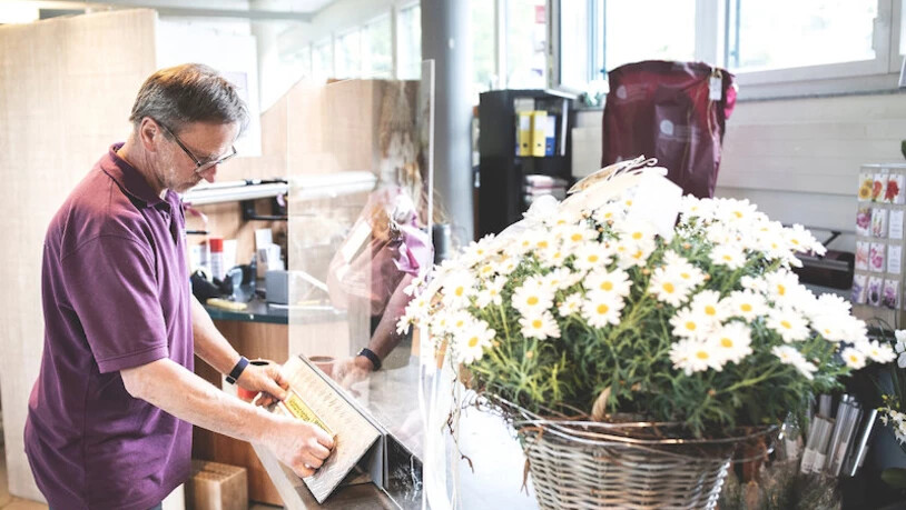 Abstand halten: Im Gartencenter Grünenfelder in Niederurnen wird ab heute Kundschaft empfangen.