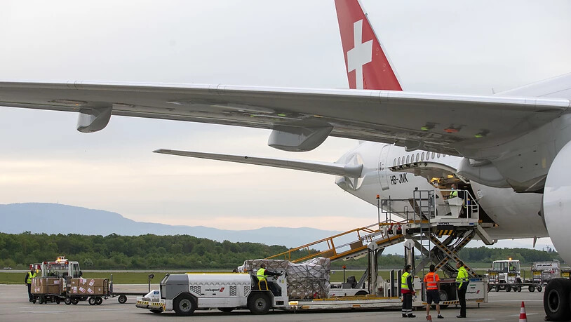 Die Fluggesellschaft Swiss setzt in Zeiten von Corona verstärkt auf Frachtflüge. Geplant ist der Umbau von drei Passagiermaschinen des Typs Boeing 777 für den Transport von Medikamenten und medizinischem Material.(Archivbild)