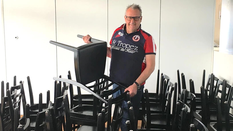 Macht sich ans Umstuhlen: Franz Arnold vom Hotel-Restaurant «Seehof» Schmerikon freut sich auf das Öffnen seines Lokals.