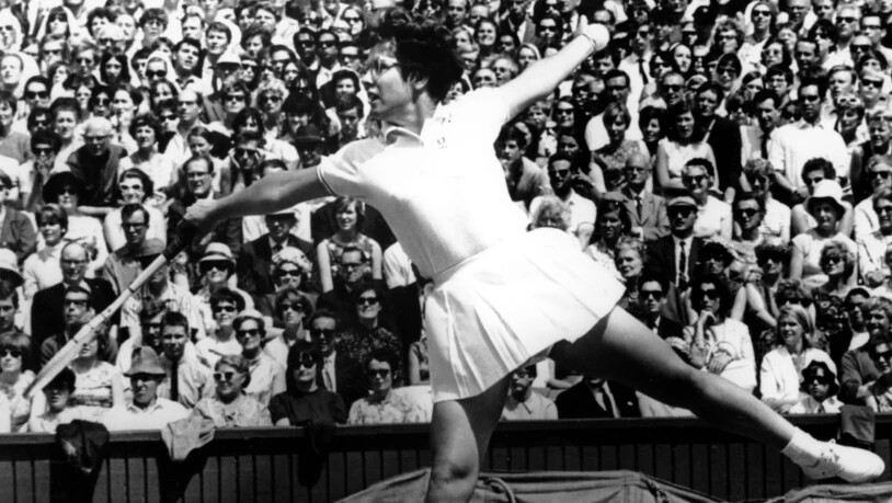 Die Amerikanerin zählt nicht nur zu den besten Tennis-Spielerinnen aller Zeiten, sie hat auch abseits des Platzes als Kämpferin für Gleichberechtigung viel bewegt. Ein wichtiger Schritt war dabei die Gründung der WTA im Jahr 1973, die sie mitinitiierte