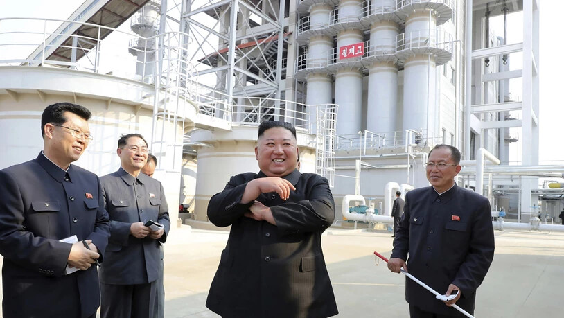 Der Machthaber Nordkoreas Kim Yong Un war zwar eine Zeit lang von der Bildfläche verschwunden - allerdings sollen aktuelle Fotos aus Nordkorea belegen, dass er gesund und quicklebendig ist.