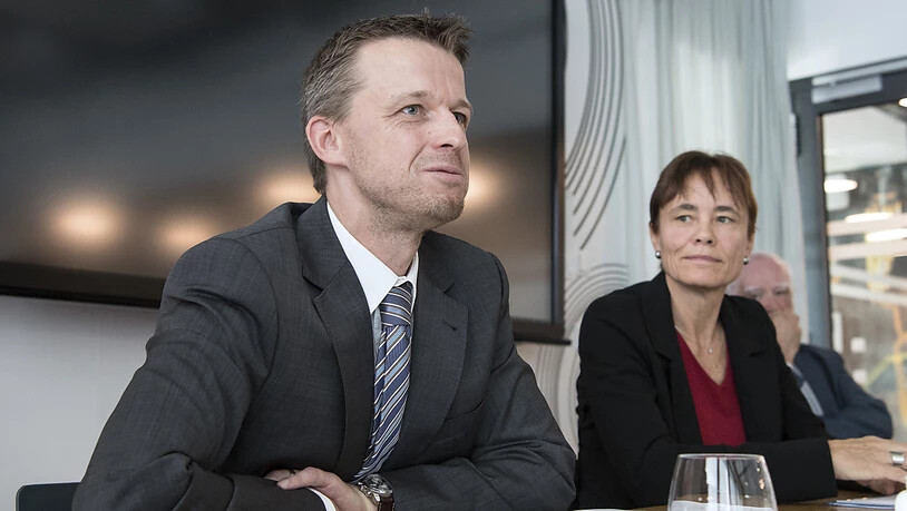 Ernst König, Direktor, links, und Corinne Schmidhauser, Stiftungspraesidentin von Antidoping Schweiz, schreiben von "erreichten oder übertroffenen Jahreszielen"