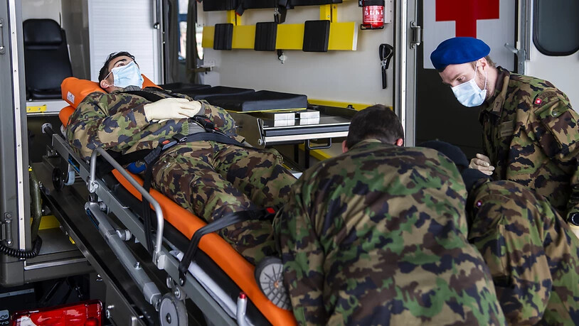 Der Einsatz für Armeeangehörige in der Corona-Krise - im Bild beim Üben für einen Patiententransport - ist vom Parlament nachträglich bewilligt worden.