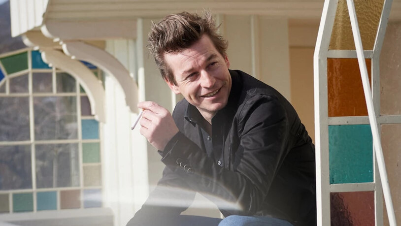 Der in Tavanasa aufgewachsene und heute in Biel lebende Arno Camenisch ist als begnadeter Performer seiner eigenen Texte bei Lesungen auf der ganzen Welt gefragt.