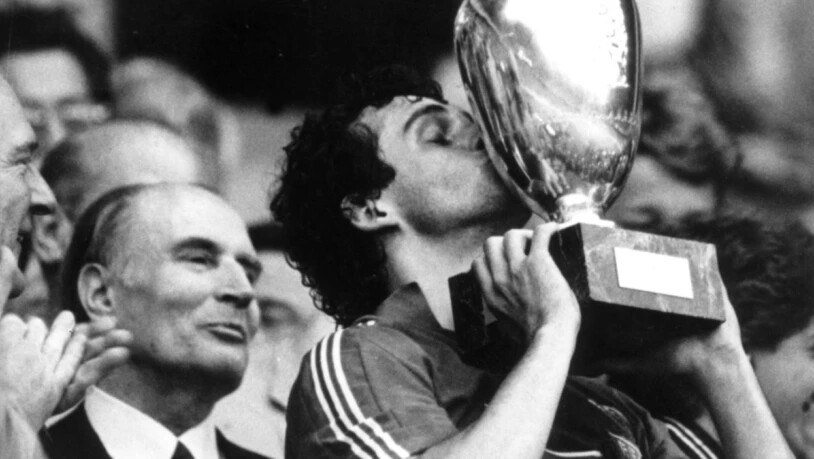 1984 nahm Platini an der Seite von Präsident François Mitterand den EM-Pokal entgegen
