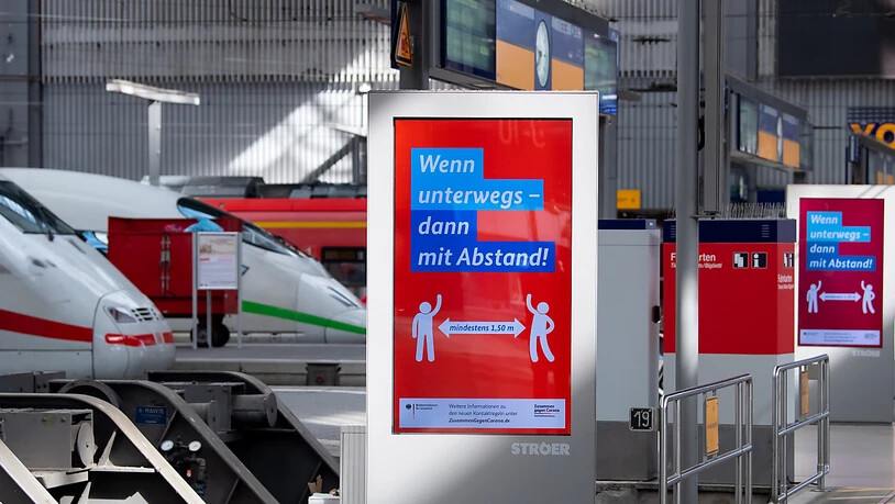 Die Deutsche Bahn leidet unter der Coronakrise: ein Coronaplakat am Münchner Hauptbahnhof (Archivbild).