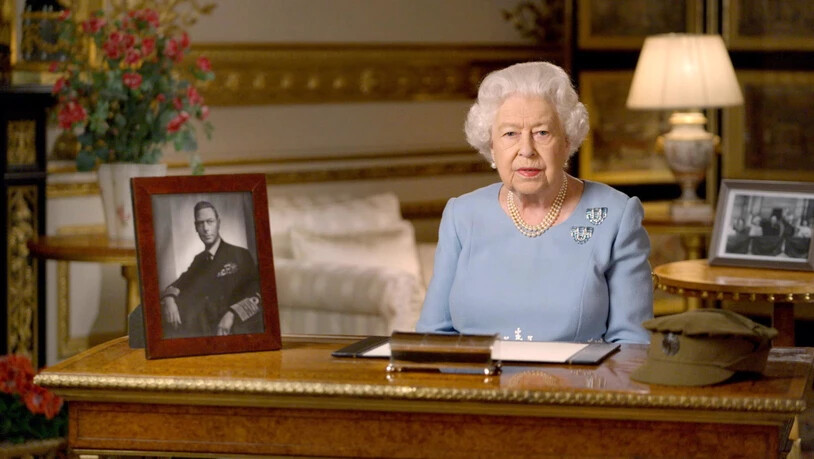 Sitz isoliert in ihrem Schloss: Queen Elizabeth II., hier bei ihrer Ansprache zum Ende des Zweiten Weltkriegs am 8. Mai 1945.