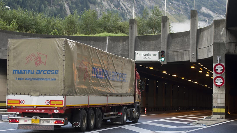 Die Zahl der Lastwagenfahrten durch die Schweizer Alpen ist auch im vergangenen Jahr zurückgegangen.