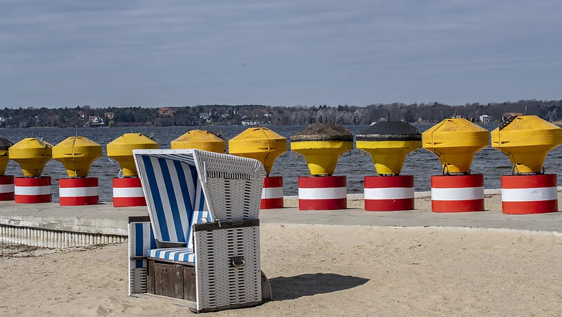 Pack die Badehose ein.... Das Strandbad Wannsee in Berlin wartet auch auf Schweizer Besucher. Und die könnten wahrscheinlich schon Mitte Juni die ersten Strandkörbe in Beschlag nehmen.