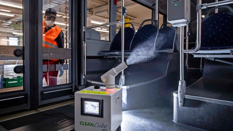 Gegen Bakterien und Viren: In Zeiten von Corona wird nachts ein feucht-kalter Nebel aus Desinfektionsmittel in den Stadtbussen Rapperswil-Jona verwirbelt. Bild VZO / Christian Merz