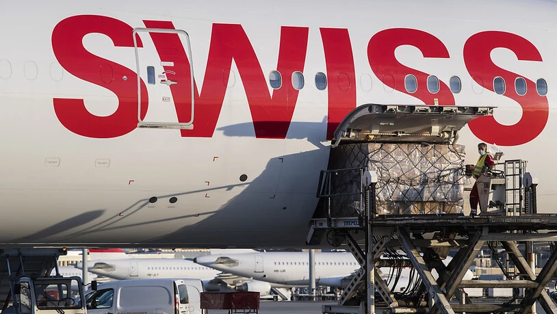 Die Swiss baut ihr Frachtangebot wieder aus und rüstet eine zusätzliche Langstreckenmaschine Boeing 777 zum reinen Frachttransporter um. (Archivbild)