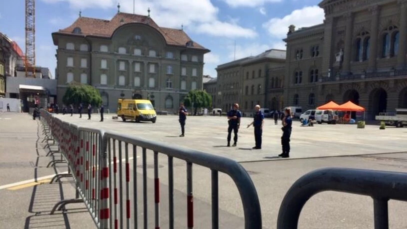 Die Polizei hat in Bern wegen einer angekündigten Demonstration gegen Corona-Massnahmen den Bundesplatz abgesperrt.