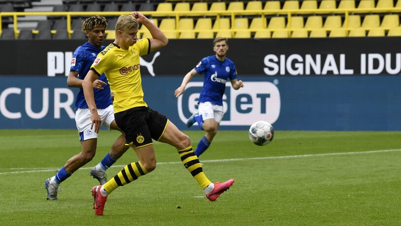 Der Dortmunder Erling Haaland erzielt gegen Schalke das 1:0 und damit das erste Bundesliga-Tor nach dem Bundesliga-Restart