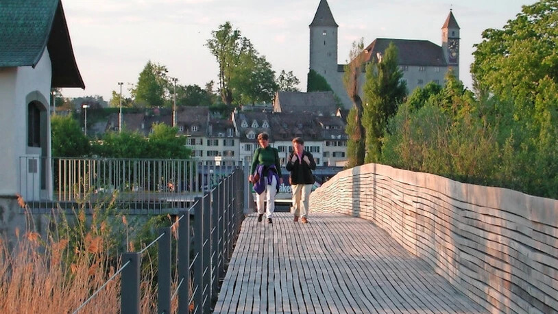 Beliebt: Der Holzsteg zwischen Rapperswil und Hurden ist seit Kurzem wieder offen. Nun muss er saniert werden – die Stadt muss einem Pilz den Garaus machen.  Bild Archiv