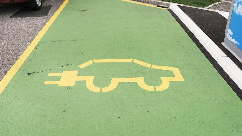 Parkplätze mit Ladestationen für E-Autos können ab 2021 grün markiert werden. (Archivbild)