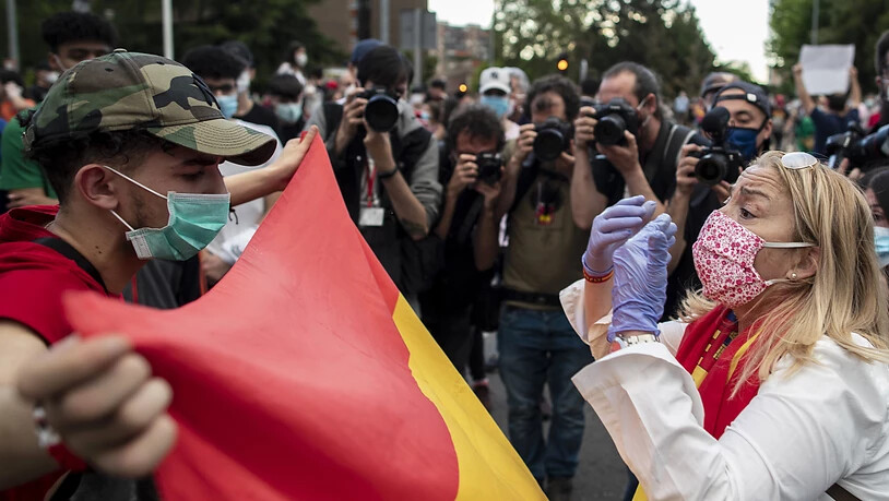 Trotz heftigen Widerstands der Opposition und zunehmender Proteste verärgerter Bürger hat in Spanien das Parlament den Corona-Lockdown zum fünften Mal verlängert.
