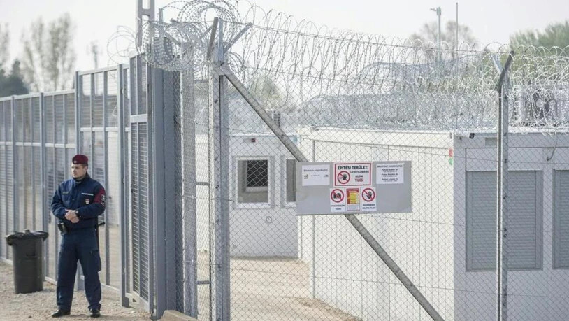 Nach einem Urteil des Europäischen Gerichtshofs schliesst Ungarns rechtsnationale Regierung die zwei umstrittenen Transitlager für Migranten unmittelbar an der Grenze zu Serbien. Auf dem Archivbild das Lager Tompa.