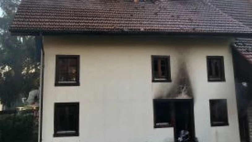 Bei einem Brand in einem Bauernhaus in Ottenbach ZH ist der Besitzer der Liegenschaft mittelschwer verletzt worden. (Bild: Kantonspolizei Zürich)