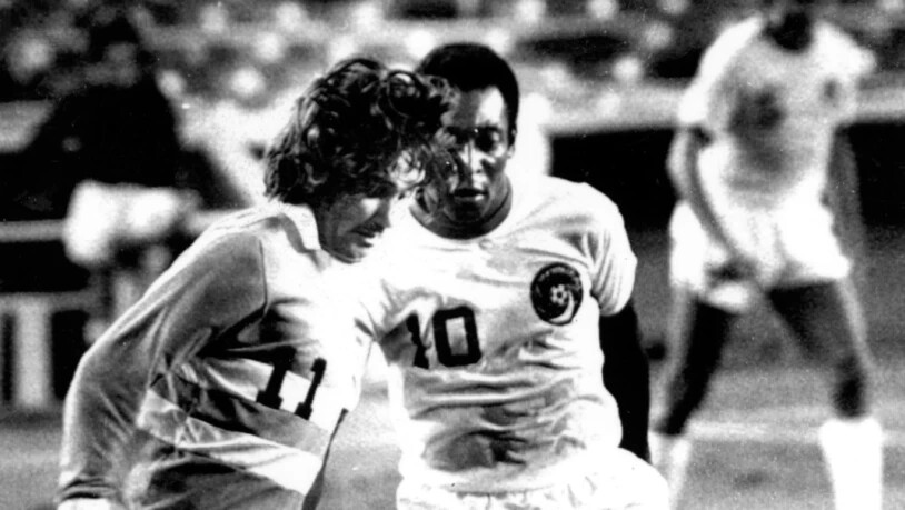 Zwei der Grössten unter sich: George Best (li.) dribbelt bei einem Spiel in den USA 1976 gegen Pelé