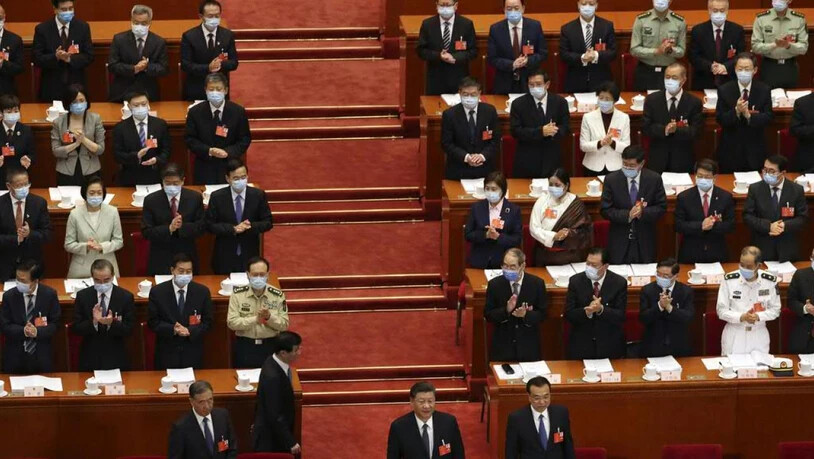 Jahrestagung des chinesischen Volkskongresses in Corona-Zeiten: Alle Delegierten tragen Schutzmasken, lediglich die kommunistische Führung um Regierungschef Li Keqiang darf darauf verzichten.
