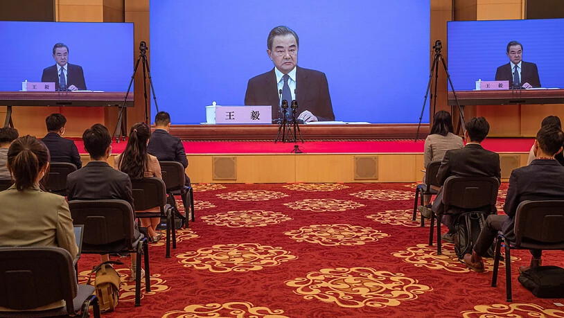 Der chinesische Aussenminister Wang Yi hat Schuldvorwürfe wegen Chinas Umgang mit dem Ausbruch des neuen Coronavirus scharf zurückgewiesen.