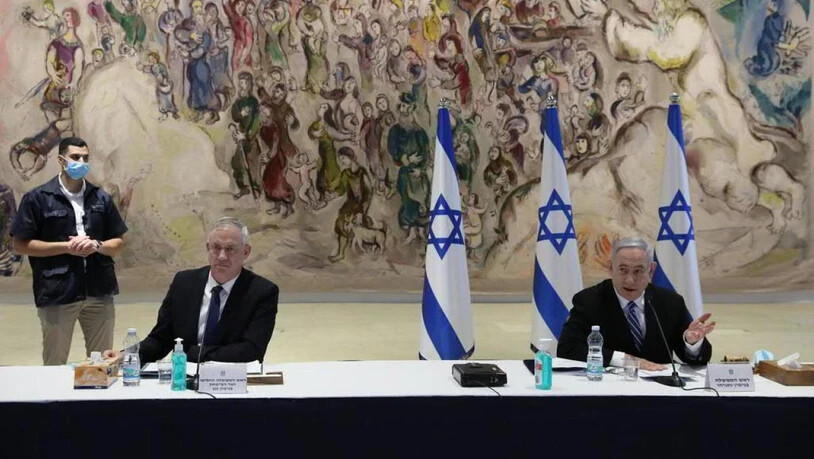 Israels Ministerpräsident Benjamin Netanjahu (r.) und sein neuer Partner Benny Gantz vor der ersten gemeinsamen Kabinettssitzung.