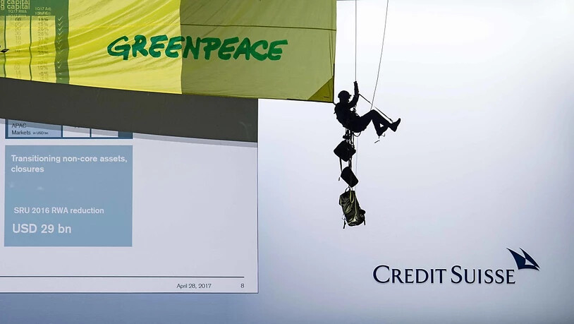 Die Grossbanken UBS und CS werden weiterhin von Greenpeace für ihre Klimapolitik kritisiert - im Bild eine Aktion an der CS-Generalversammlung von 2018. (Archivbild)